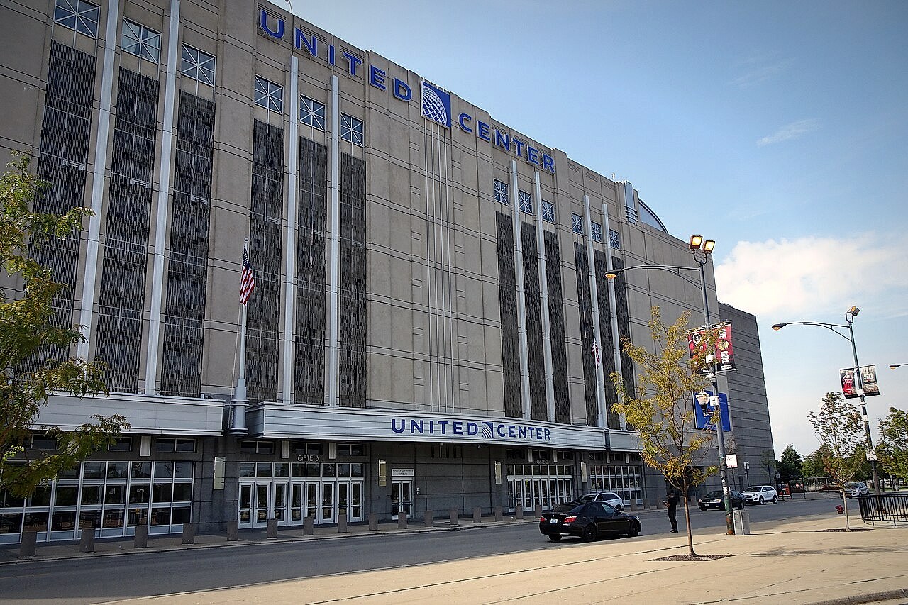 Editorial tile: Chicago Bulls, six championships, Chicago skyline